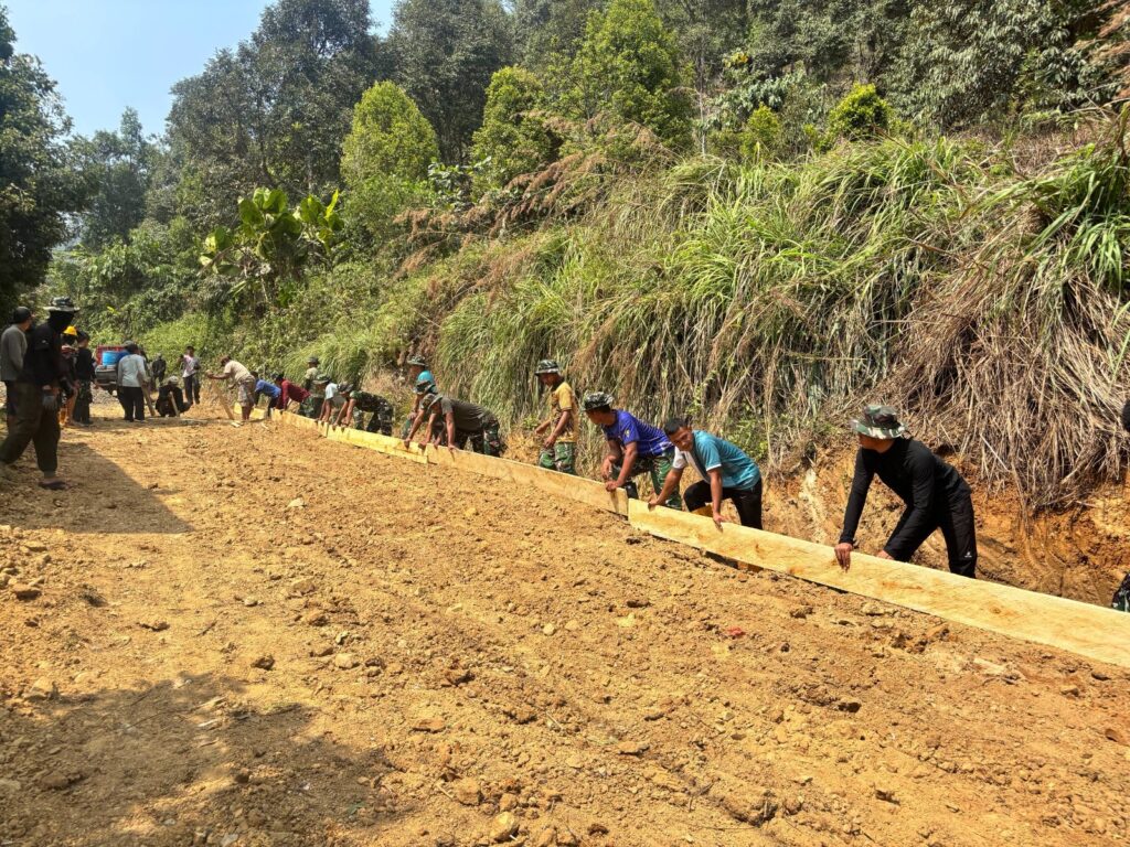 Pemasangan Mal Dimulai, Satgas TMMD ke-130 Matangkan Persiapan Pengecoran Jalan