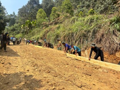 Pemasangan Mal Dimulai, Satgas TMMD ke-130 Matangkan Persiapan Pengecoran Jalan