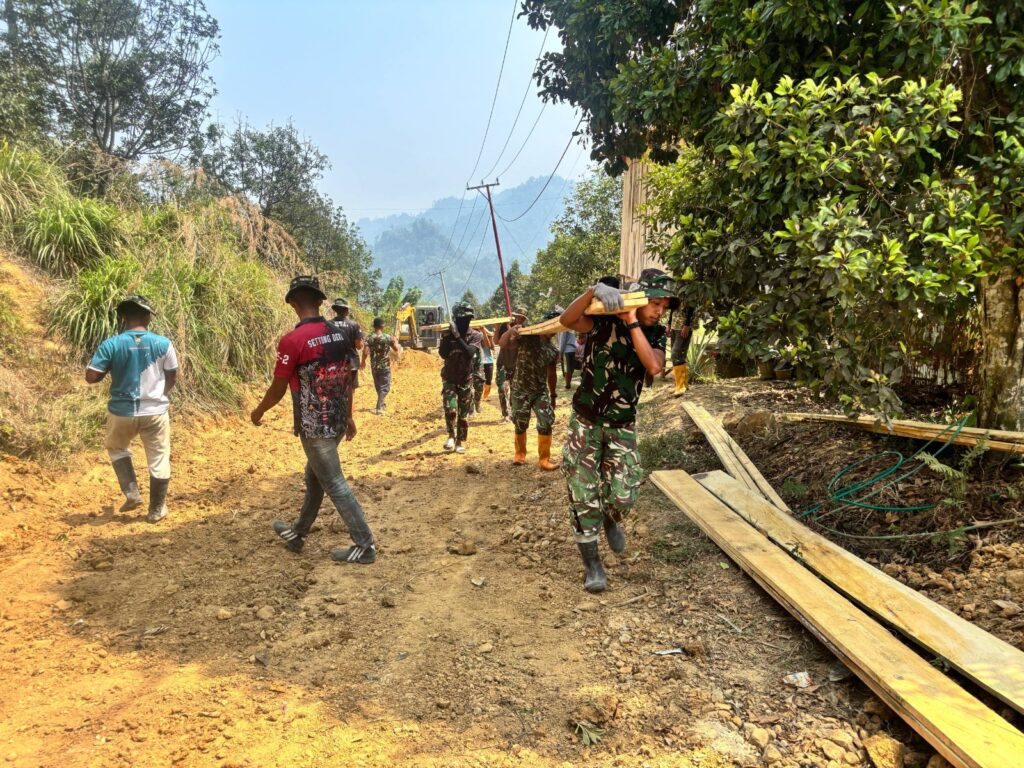 Wujudkan Akses Jalan yang Lebih Baik, Satgas TMMD ke-130 Pasang Mal di Dusun Rombiaapo