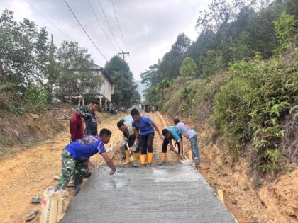 Wujud Nyata Pengabdian TNI, Pengecoran Jalan TMMD ke-130 Terus Berjalan di Pammulukang